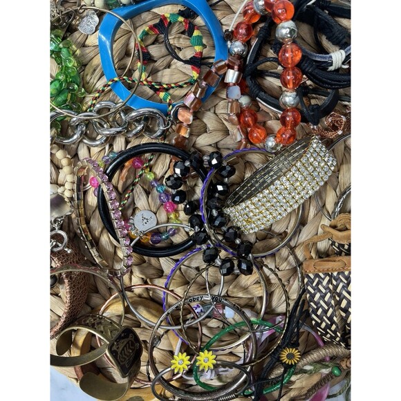 Lot Of 50 Pieces Junk Bracelet Lot Vintage Wearable Junk Drawer DIY Crafting - Picture 8 of 8